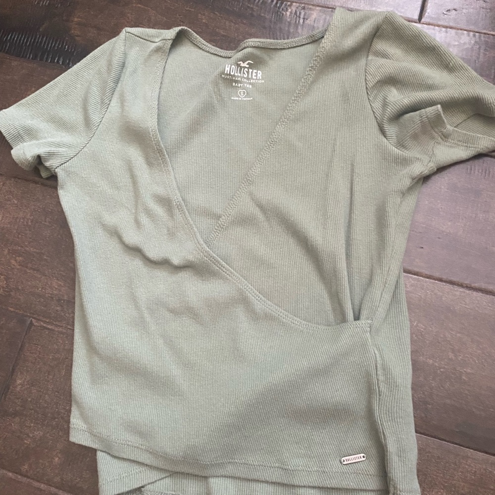Hollister green cropped tee